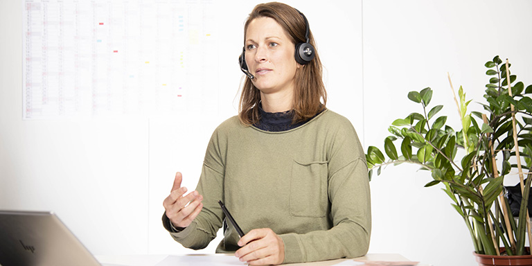 Una donna dà consigli al telefono.